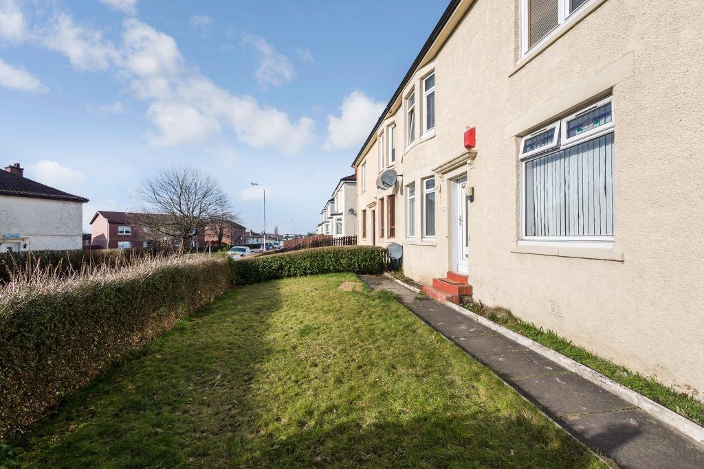 2 Bedroom Lower cottage flat For Sale in Morningside street, Carntyne