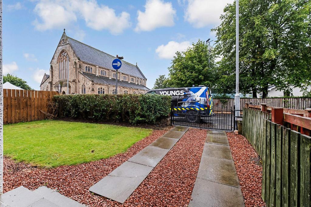 2 Bedroom upper cottage flat For Sale in Swinton Road, Baillieston