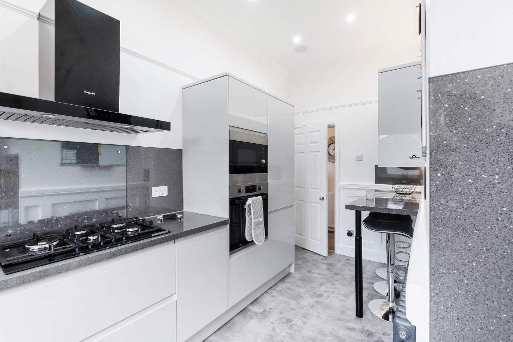 2 Bedroom upper cottage flat For Sale in Swinton Road, Baillieston