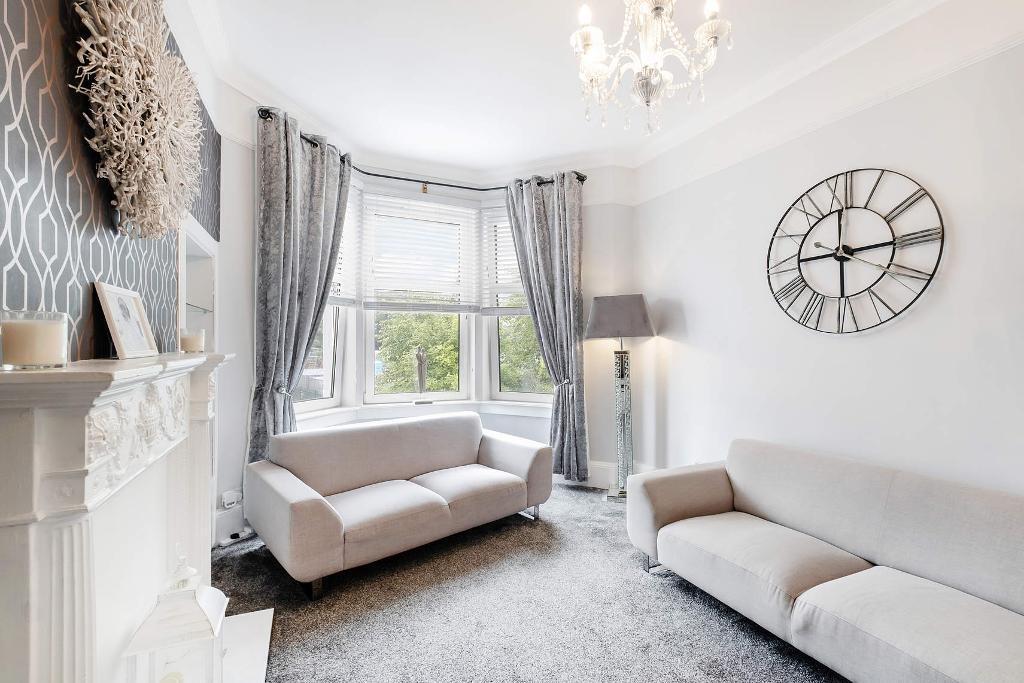 2 Bedroom upper cottage flat For Sale in Swinton Road, Baillieston