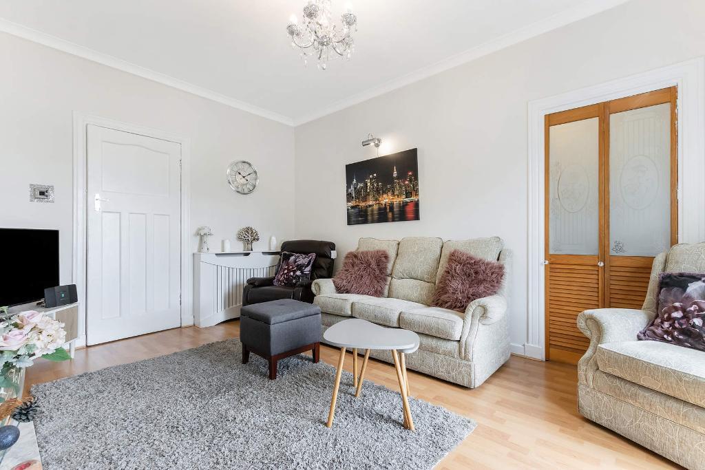 3 Bedroom Lower cottage flat For Sale in Crofton Avenue, Croftfoot, G44 5HY