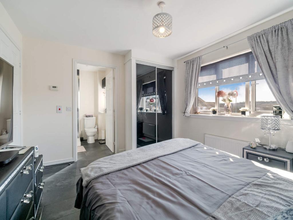 3 Bedroom Detached For Sale in Woodfoot Crescent, Darnley, G53 7ZS