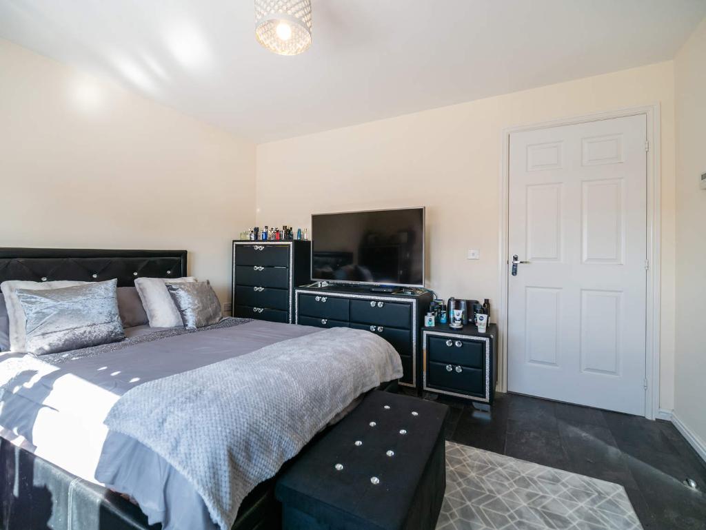 3 Bedroom Detached For Sale in Woodfoot Crescent, Darnley, G53 7ZS