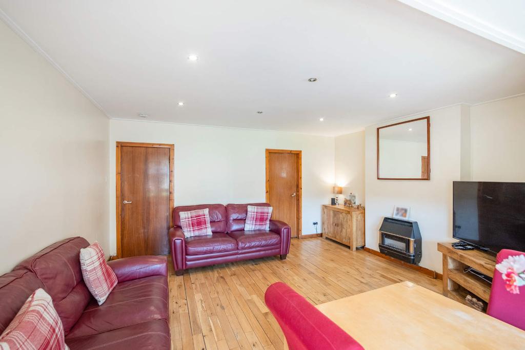 2 Bedroom Main Door Flat For Sale in Pendeen Place, Barlanark, G33 4UG